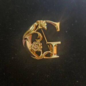 AVON Monogram "G" Gold Tone Flower Accents Brooch Pin